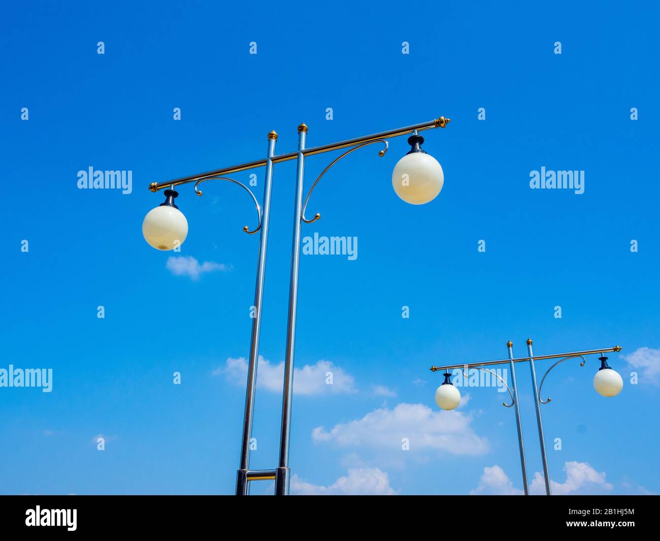 Feux de rue sur poteaux en acier sur fond bleu ciel. Banque D'Images