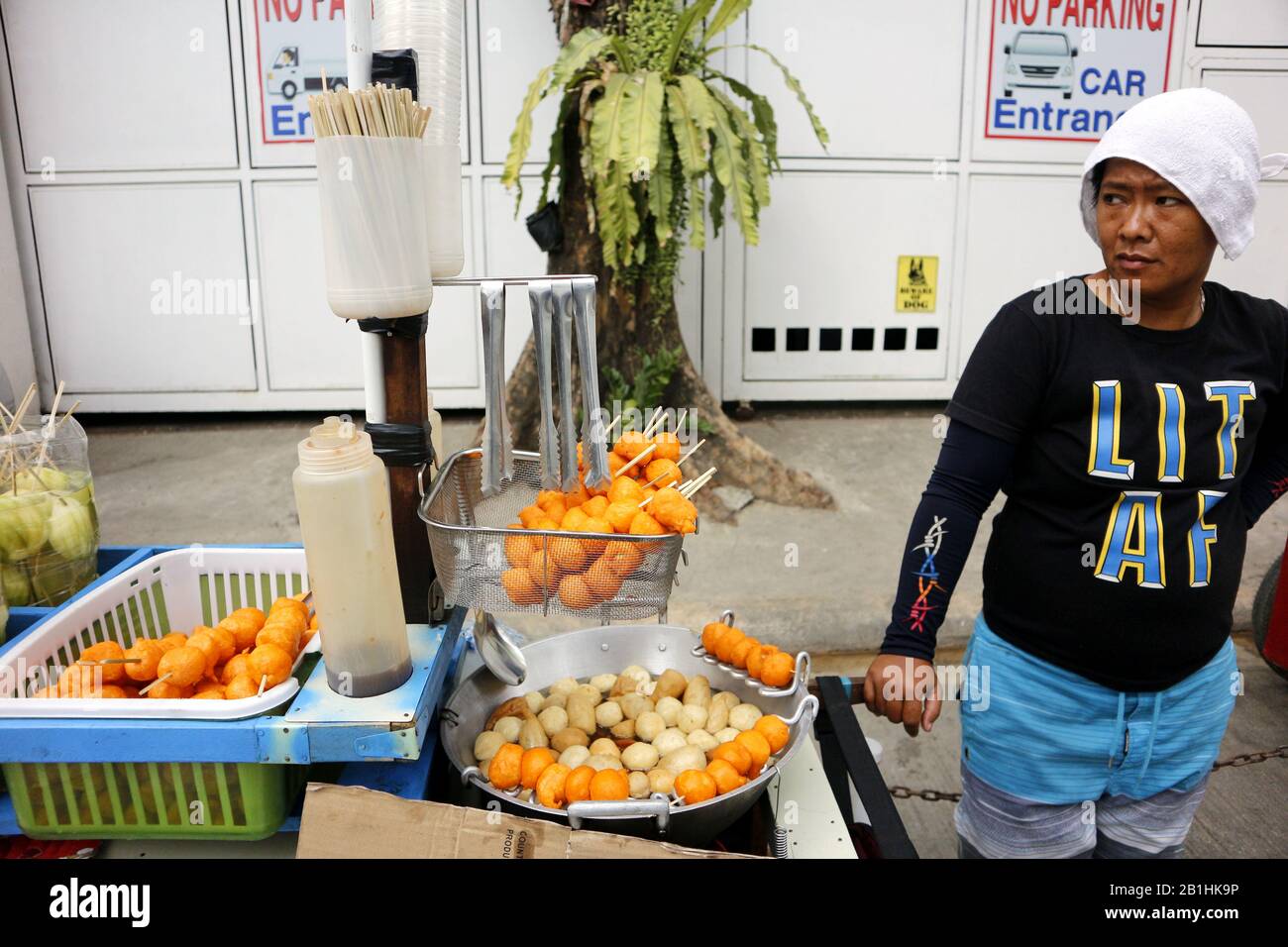 Taytay, Rizal, Philippines - 20 février 2020: Le vendeur de nourriture de rue vend des en-cas favoris philippins appelés Kwek Kwek ou des œufs de caille frits profonds à elle Banque D'Images