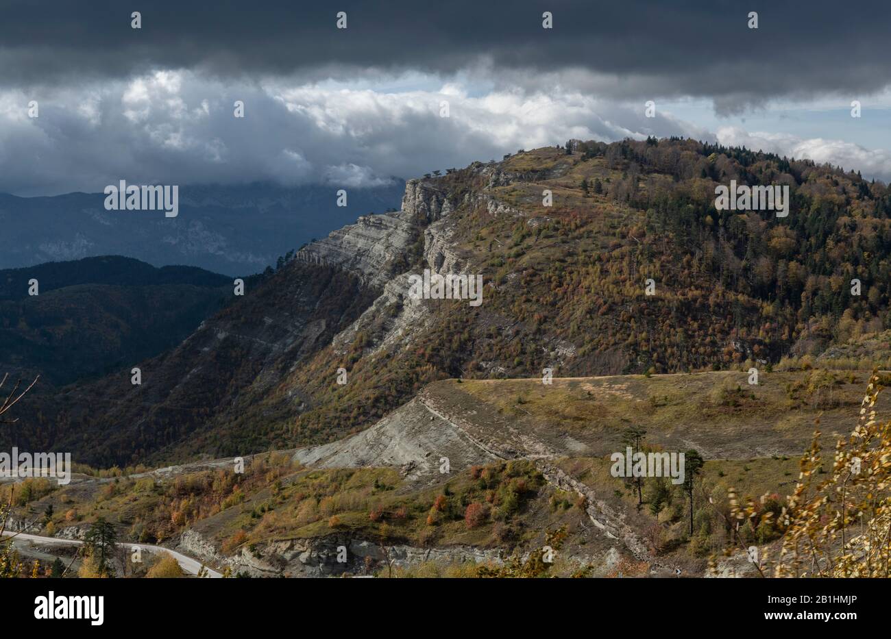 Forêt, falaises et prairies près de Kotéltsi dans le nord des montagnes Pindos, Macédoine, Grèce du Nord. Banque D'Images