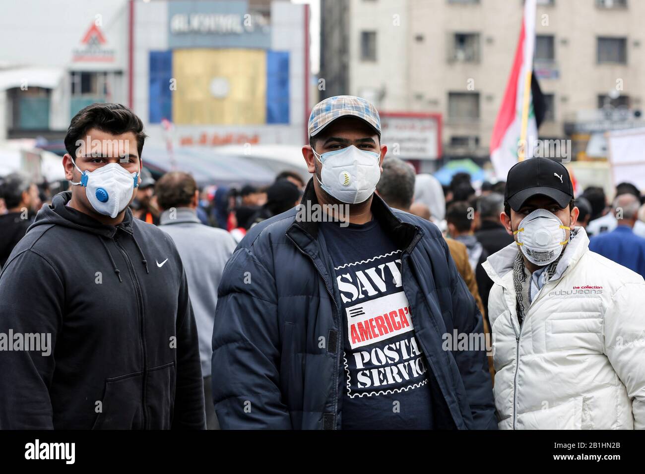 Pékin, Irak. 25 février 2020. Le peuple iraquien porte des masques dans la rue à Bagdad, en Irak, le 25 février 2020. L'Iraq a annoncé mardi quatre nouveaux cas de nouvelles maladies du coronavirus dans la province septentrionale de Kirkouk, portant le nombre total en Iraq à cinq. Crédit: Khalil Dawood/Xinhua/Alay Live News Banque D'Images