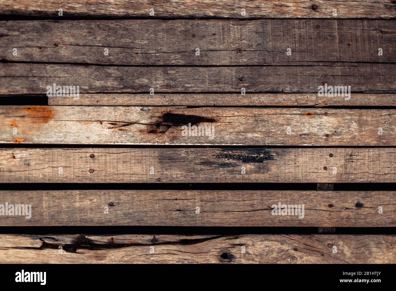 Texture bois brun foncé avec motif à rayures naturelles pour le fond, surface en bois pour ajouter du texte ou des travaux d'art décoration design Banque D'Images