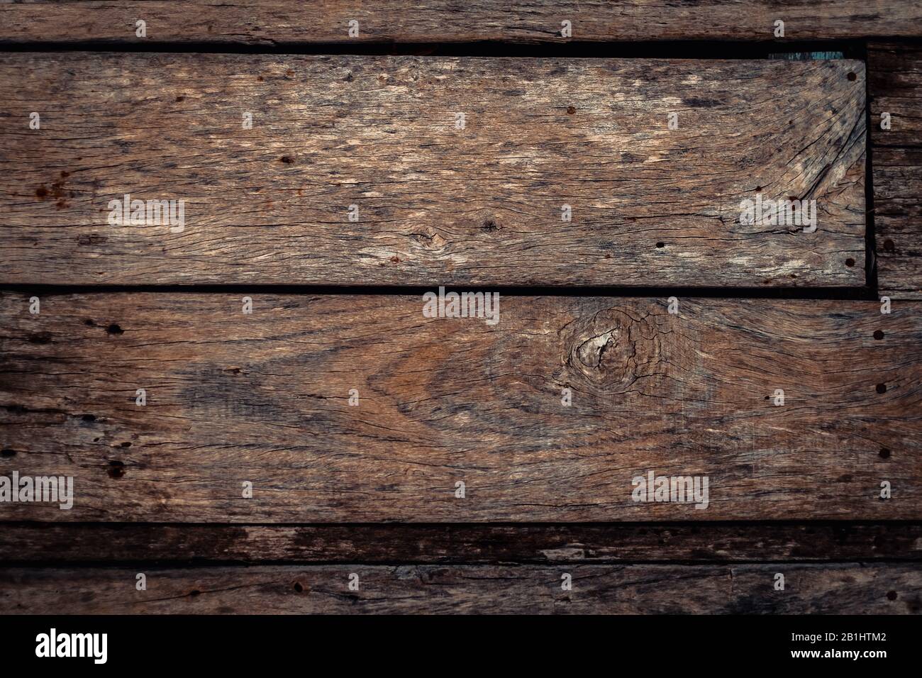 Texture bois brun foncé avec motif à rayures naturelles pour le fond, surface en bois pour ajouter du texte ou des travaux d'art décoration design Banque D'Images