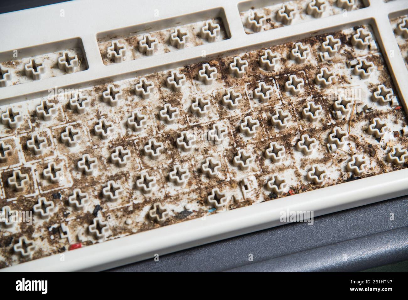 Tache sale sous le clavier de l'ordinateur de clavier, l'équipement insoupir et inpropre dans le bureau. Banque D'Images