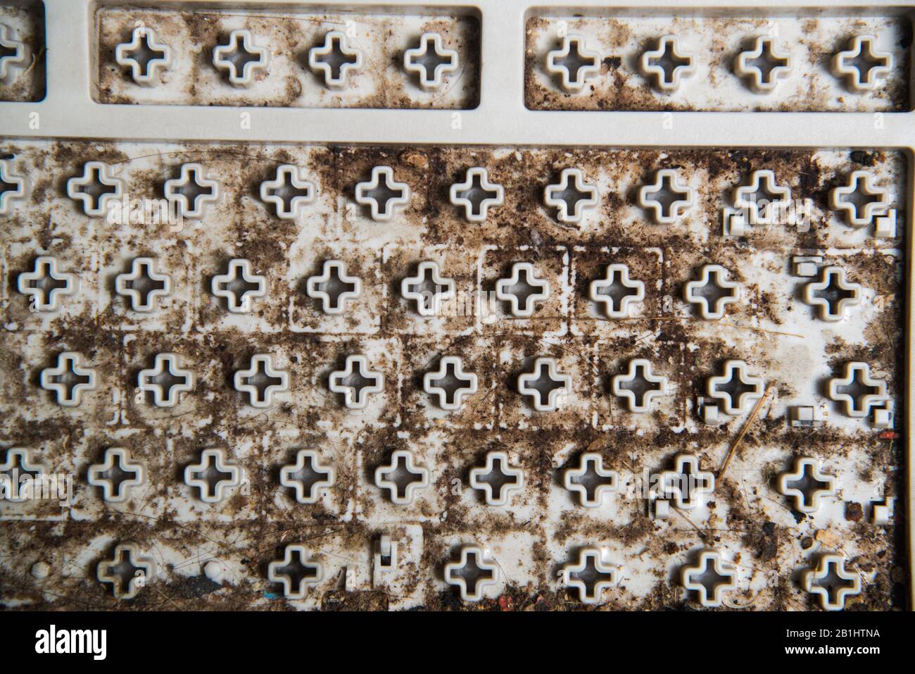 Tache sale sous le clavier de l'ordinateur de clavier, l'équipement insoupir et inpropre dans le bureau. Banque D'Images