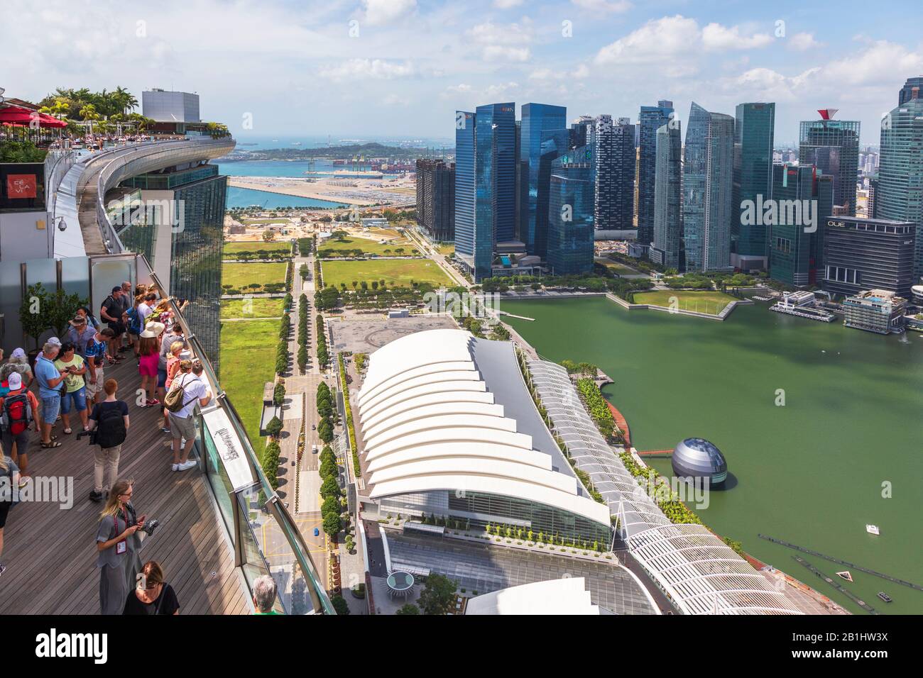Touristes sur la terrasse d'observation de l'hôtel Marina Bay Sands surplombant Marina Bay vers le quartier des affaires de Singapour, en Asie Banque D'Images