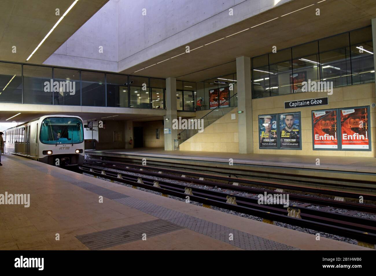 Passagers en attente de trains à la nouvelle station de métro Marseille Capitaine Geze, qui a ouvert ses portes en décembre 2019 Banque D'Images