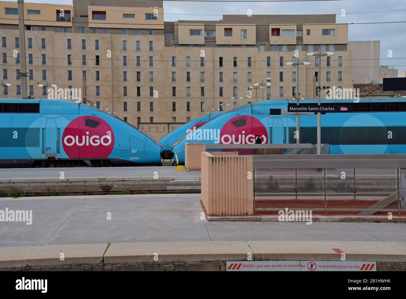 Passagers avec les trains à grande vitesse SNCF Ouigo en Provence-Alpes-Côte d'Azur à Marseille Saint Charles Station, France, janvier 2020 Banque D'Images