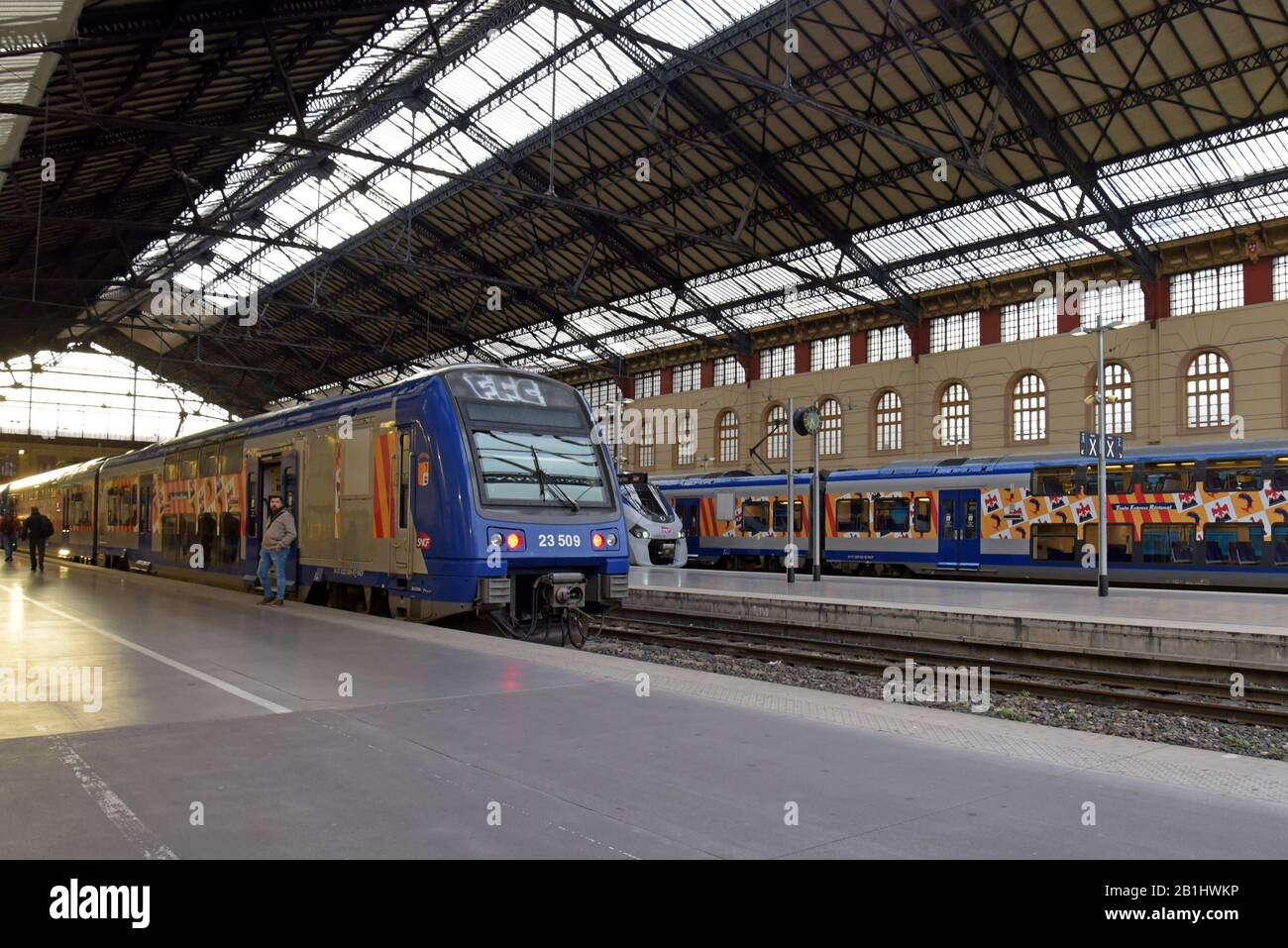 Passagers avec les trains régionaux TER de la SNCF en Provence-Alpes-Côte d'Azur à Marseille Saint Charles Station, France, janvier 2020 Banque D'Images