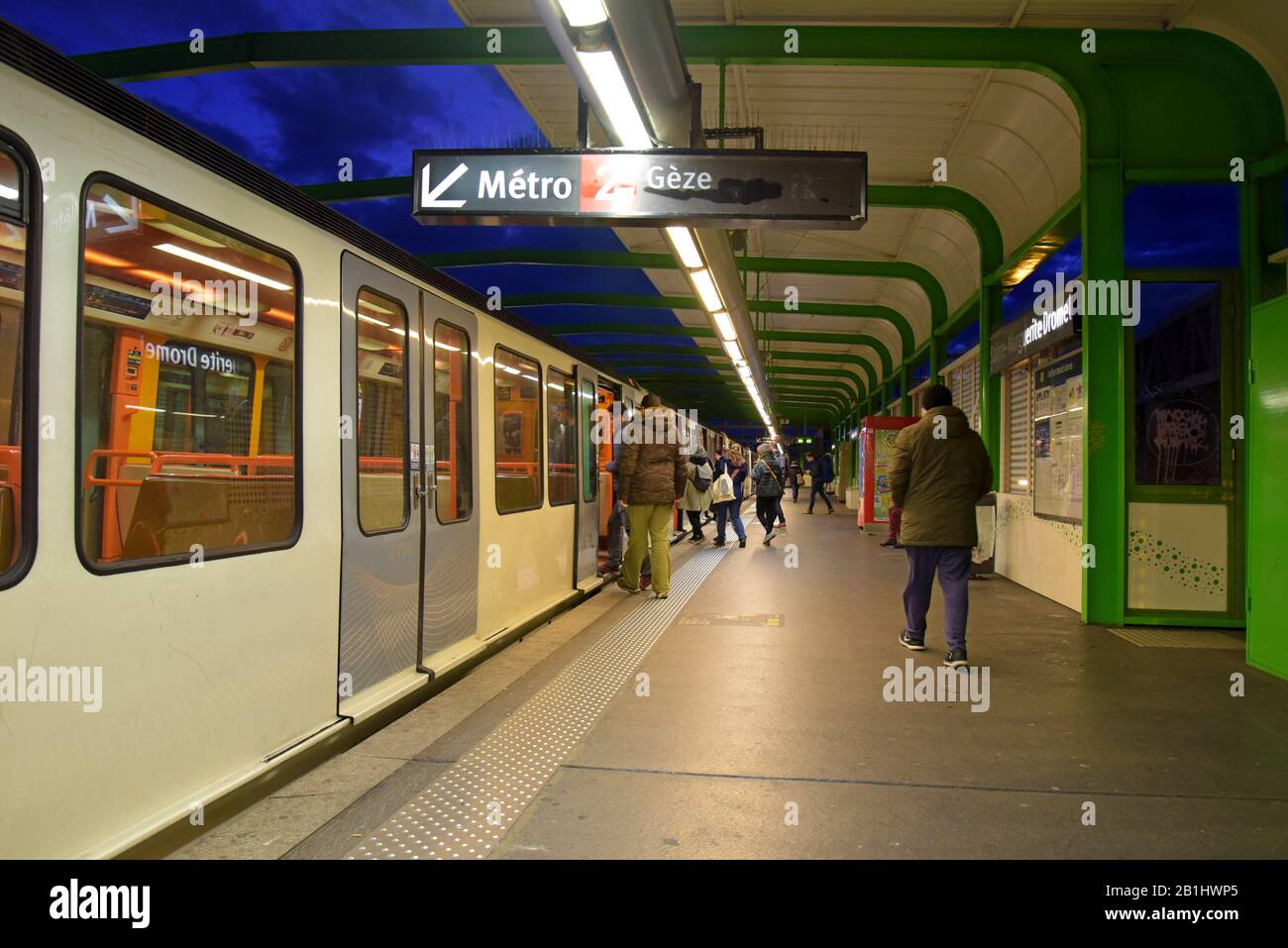 Les passagers empruntent un train à la station de métro Sainte Margeruite Dromel, Marseille, France Banque D'Images