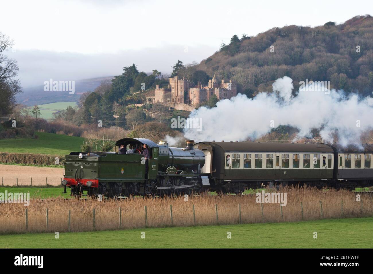 Locomotive à vapeur 7828, Norton Manor tirant un train à travers Ker Moor vers Blue Anchor sur le West Somerset Railway (WSR) à Somerset, Angleterre, Royaume-Uni Banque D'Images