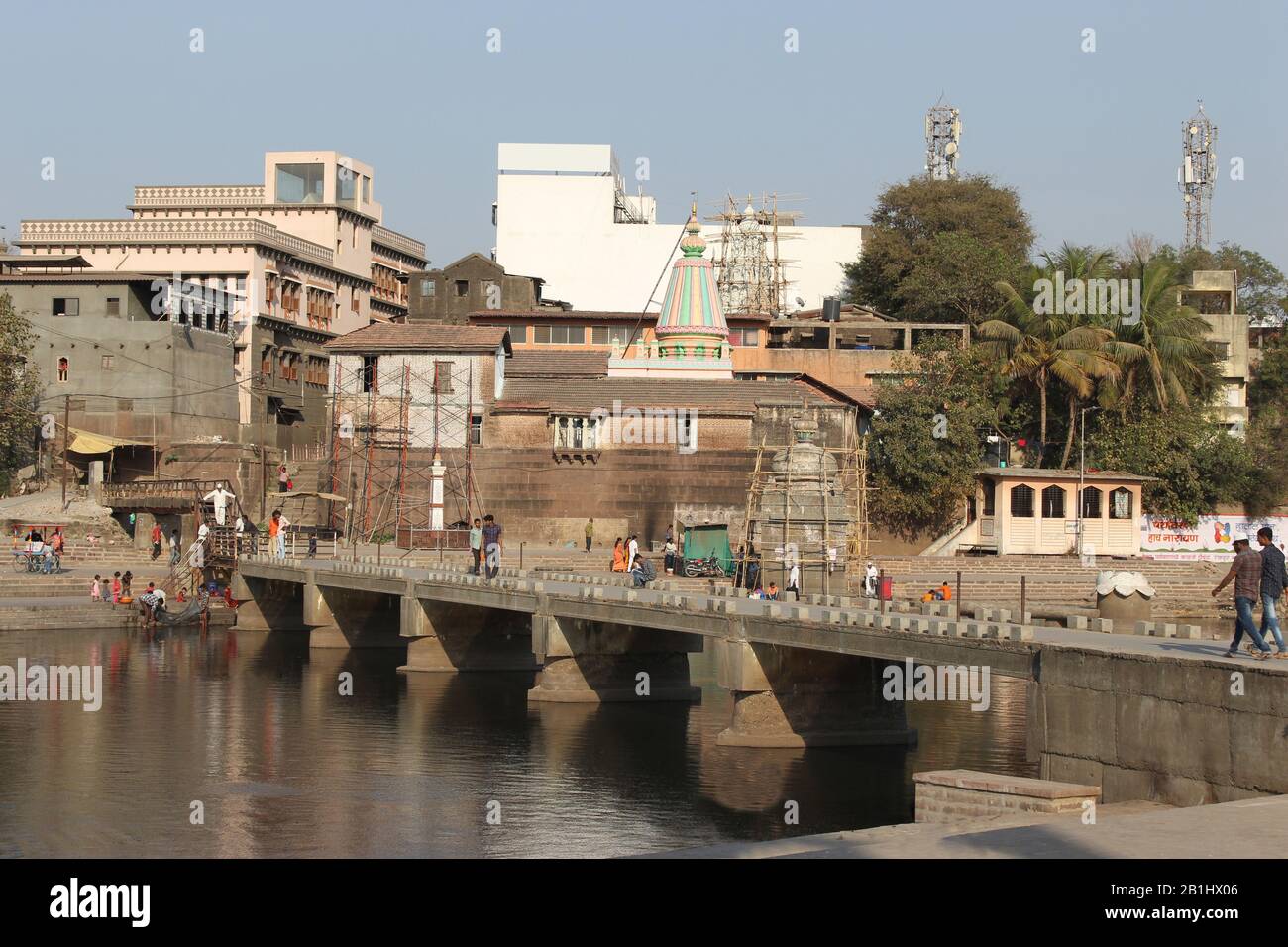 19 Mars 2019, Pune , Maharashtra, Inde. Pont fluvial et bâtiments d'Indrayani, Alandi Banque D'Images