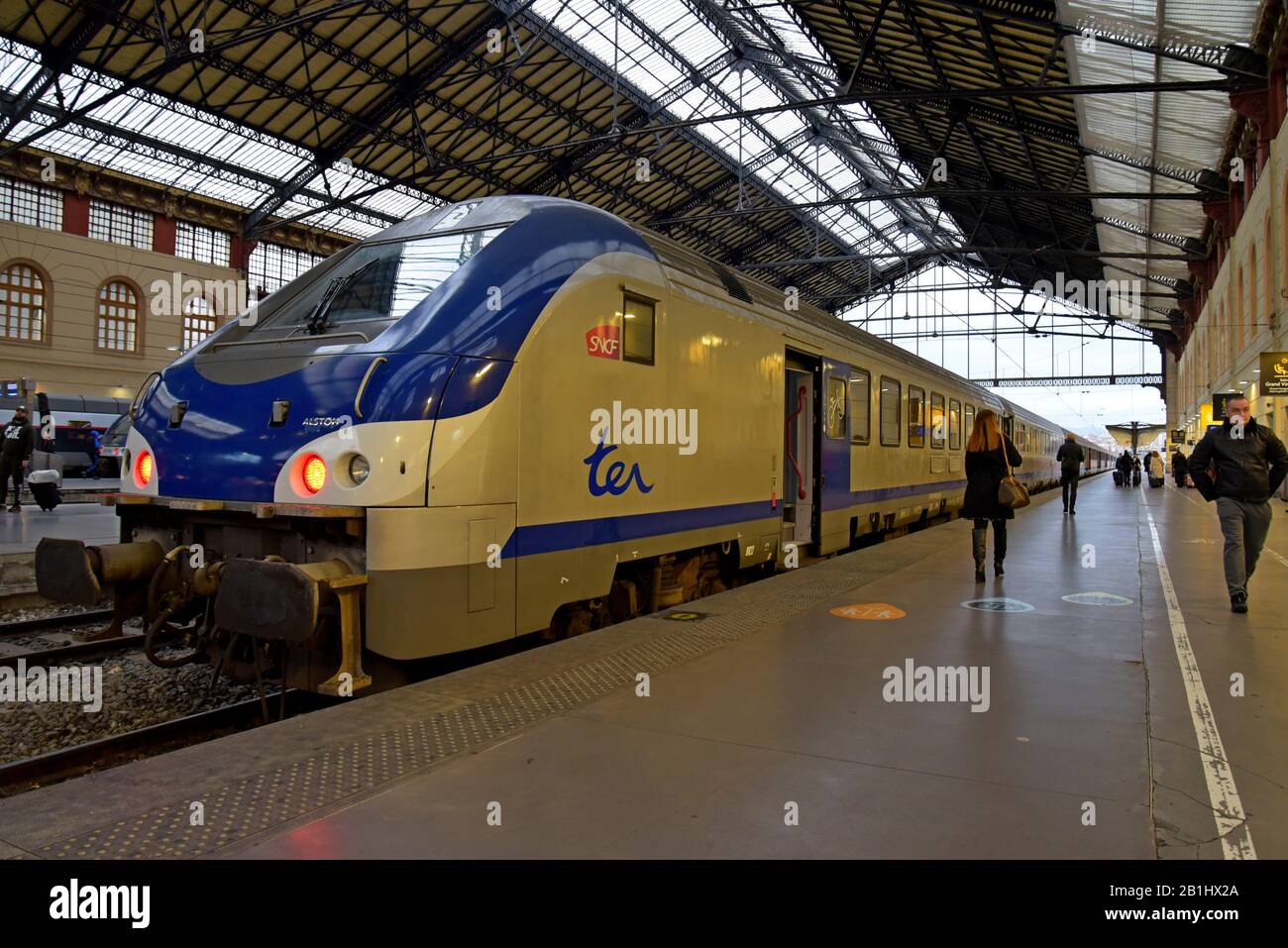 Passagers avec les trains régionaux TER de la SNCF en Provence-Alpes-Côte d'Azur à Marseille Saint Charles Station, France, janvier 2020 Banque D'Images
