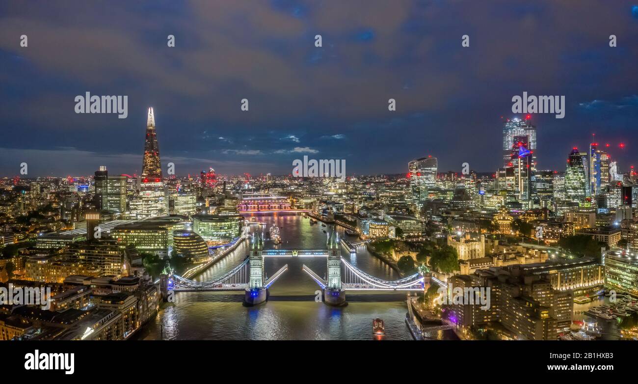 Photo Aérienne De Tower Bridge Londres La Nuit. Drone Photographie de la Tamise, y compris le Shard, Gherkin et l'Hôtel de Ville Banque D'Images