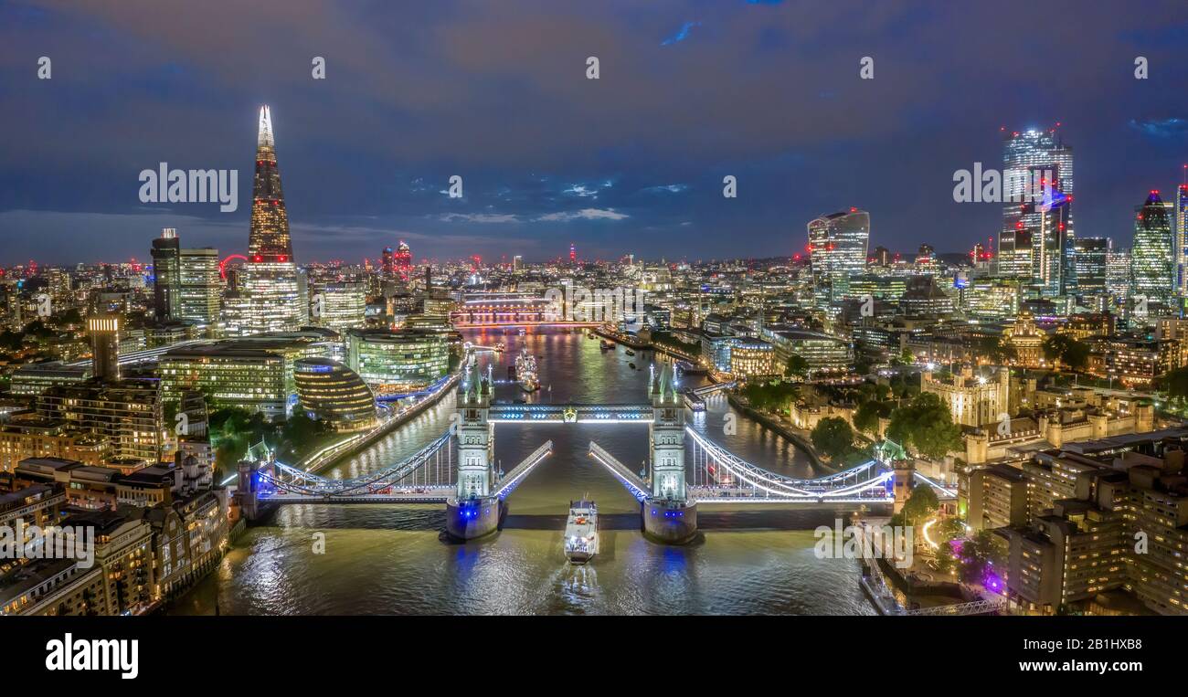 Photo Aérienne De Tower Bridge Londres La Nuit. Drone Photographie de la Tamise, y compris le Shard, Gherkin et l'Hôtel de Ville Banque D'Images