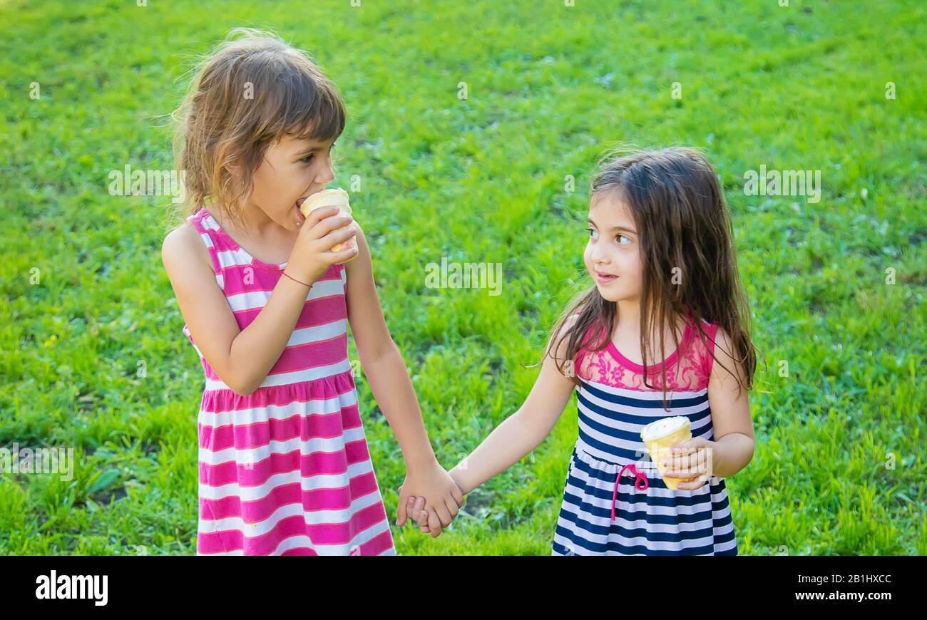 Les enfants de manger de la crème glacée dans le parc. Focus sélectif. Banque D'Images