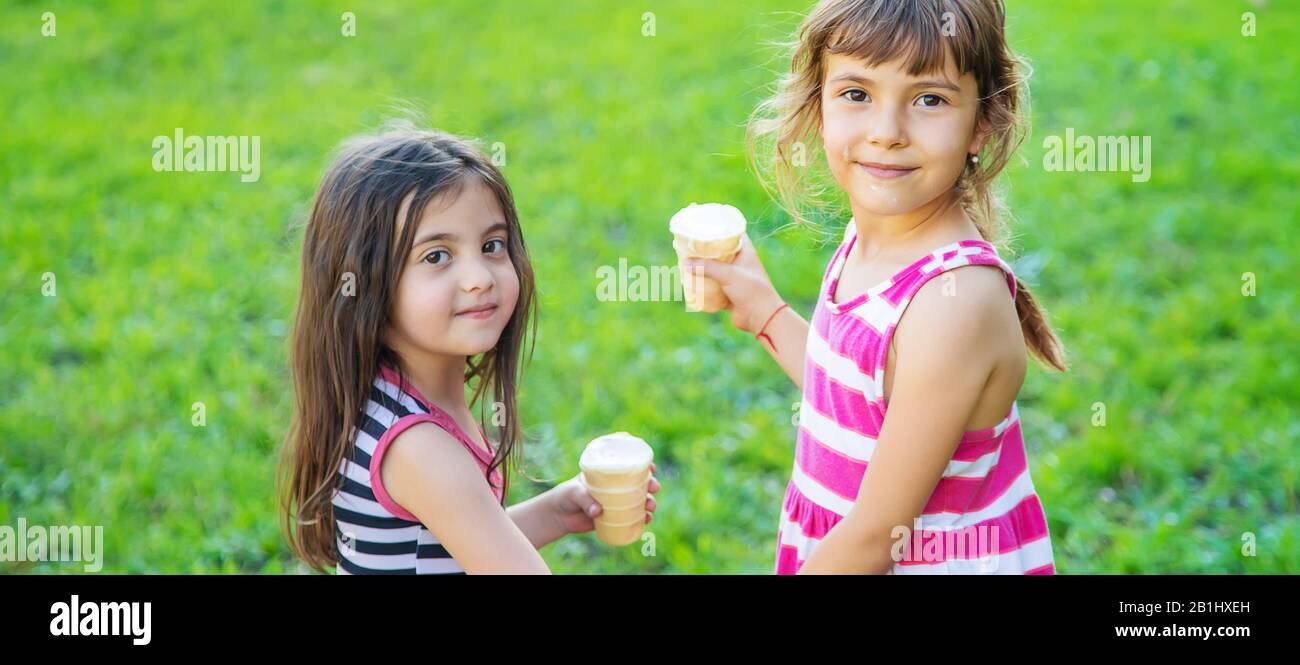 Les enfants de manger de la crème glacée dans le parc. Focus sélectif. Banque D'Images