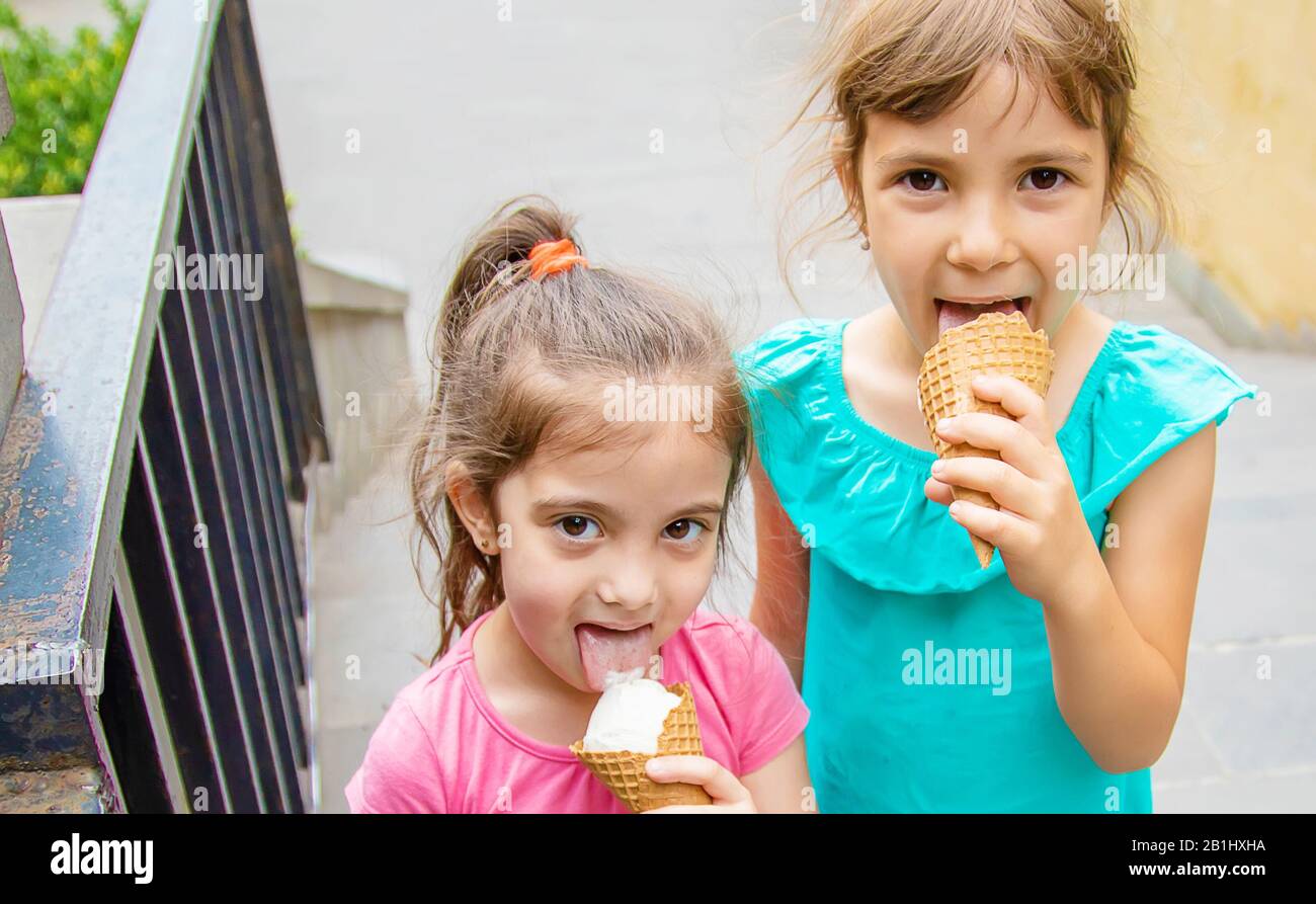 Les enfants de manger de la crème glacée dans le parc. Focus sélectif. Banque D'Images