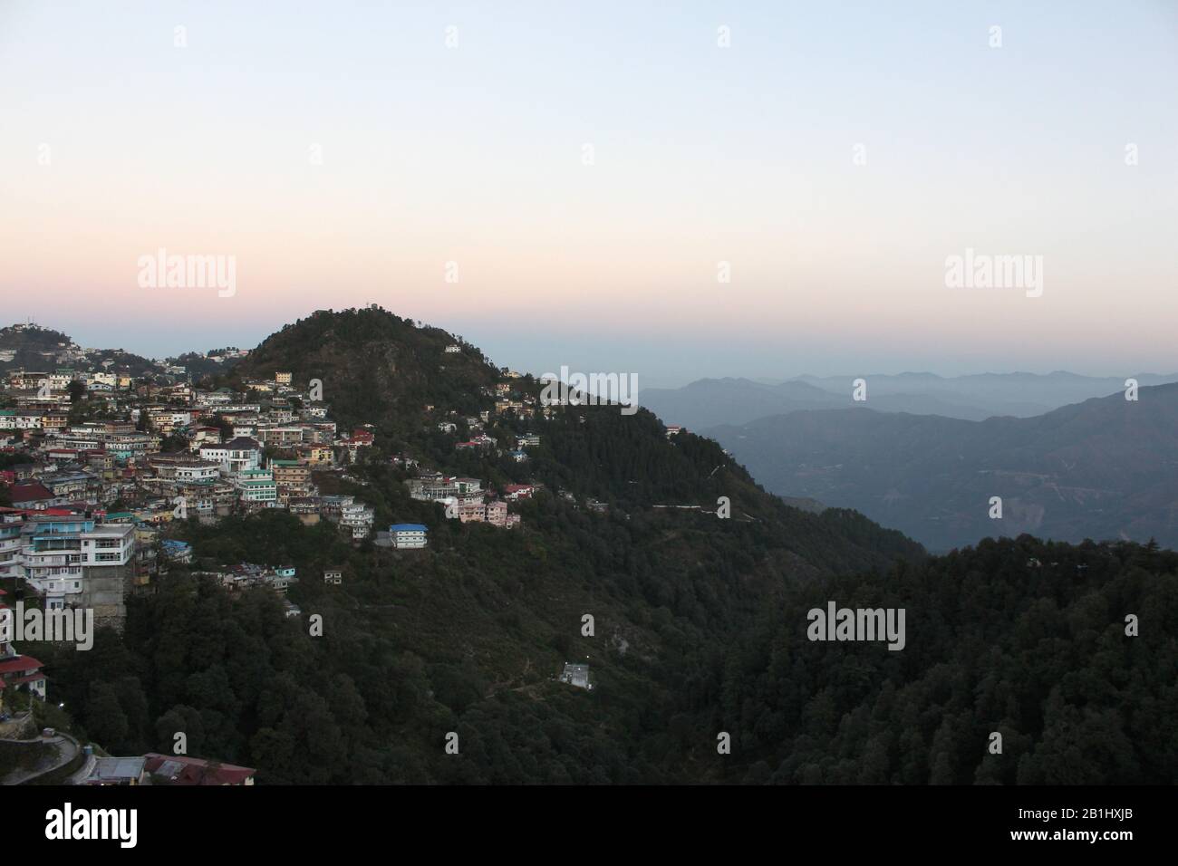 Vue aérienne sur le village et les montagnes le matin, Mussoorie, Uttarakhand, Inde Banque D'Images
