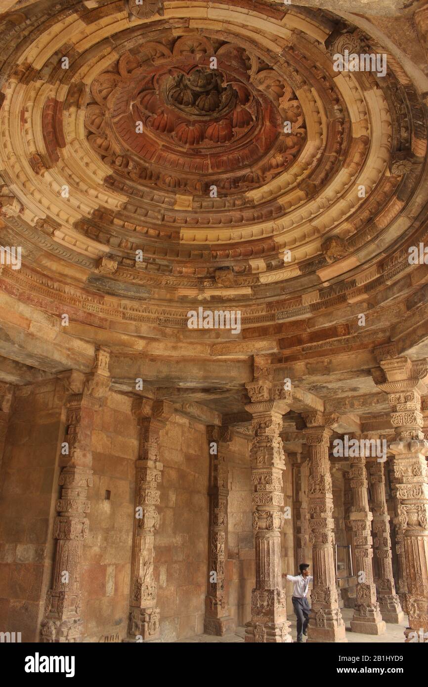 30 Octobre 2019, Delhi, Inde. Dôme de la Mosquée et colonnes sculptées à la main dans le temple de mughal, Qutub Minar Banque D'Images