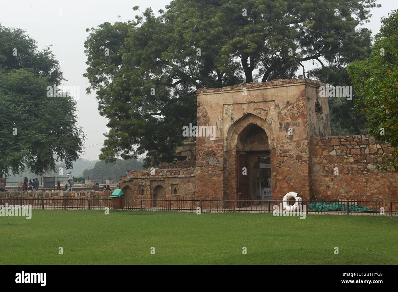 Vue intérieure de la porte d'entrée principale, village de Hauz Khas, Delhi, Inde Banque D'Images