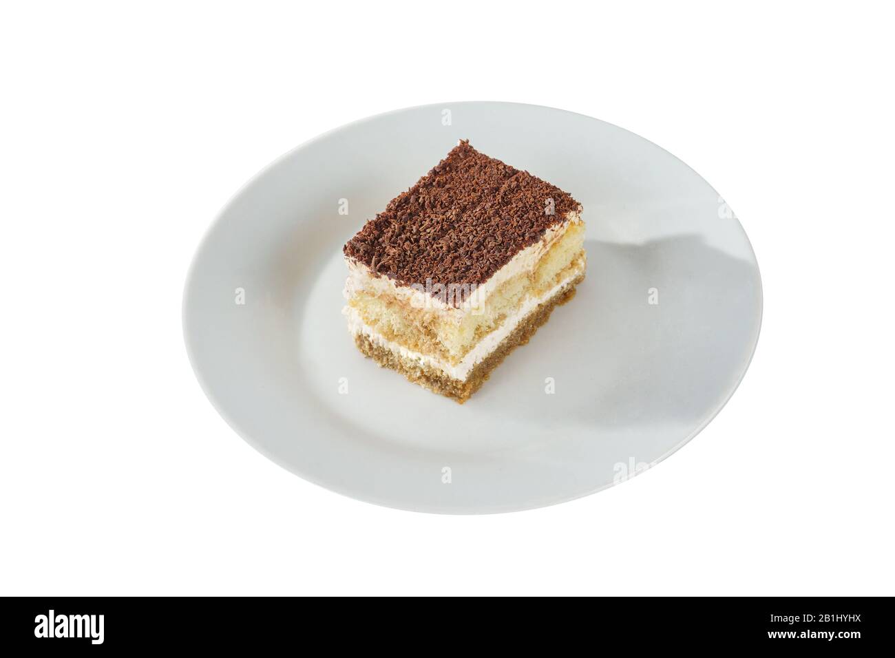 Morceau rectangulaire de Tiramisu sur une plaque blanche, isolé sur fond blanc. Dessert pour un menu dans un café, restaurant, café vue latérale Banque D'Images