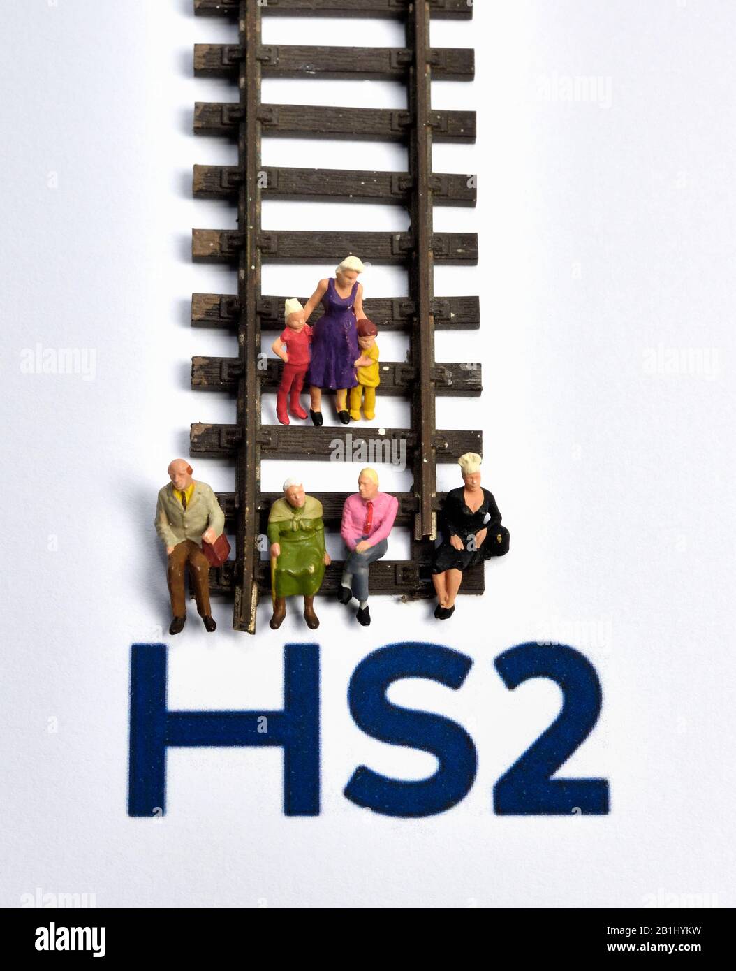 HS2, concept de protestation, figurines miniatures, train Track, fond blanc Banque D'Images