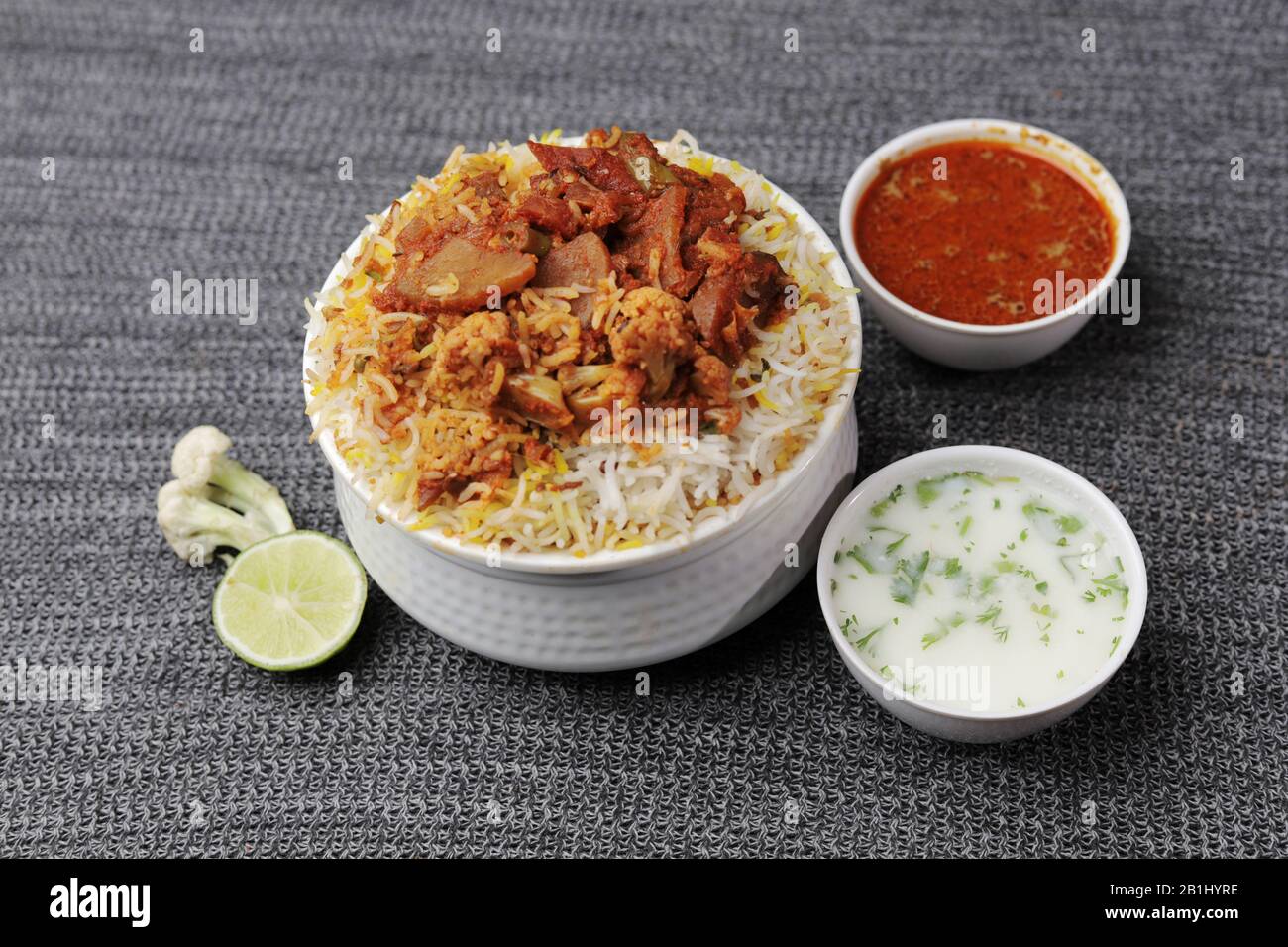 Vue de dessus des légumes biryani un plat de riz aromatique avec riz basmati et légumes mélangés Banque D'Images