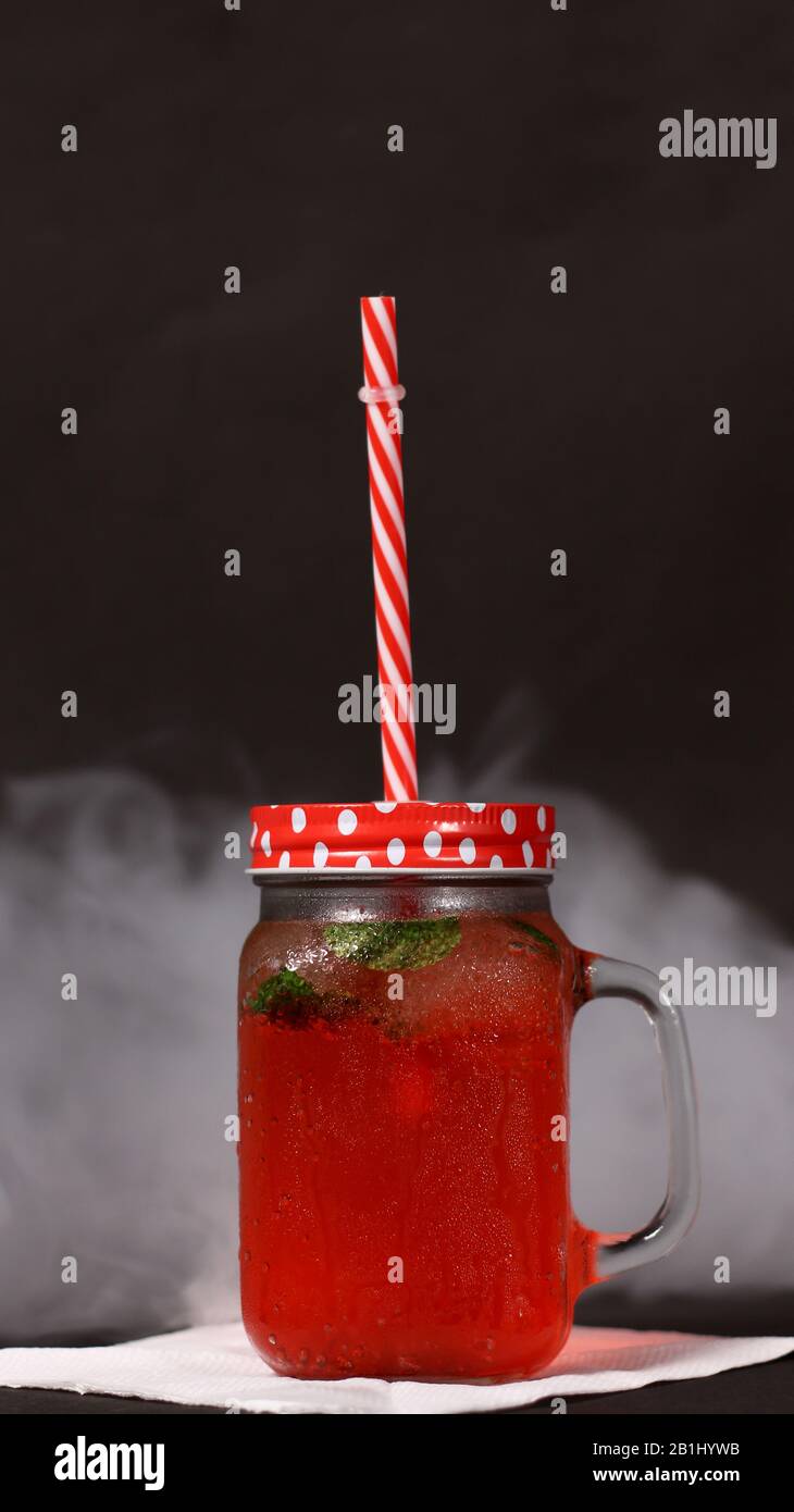Fraise vierge Marie mocktail dans pot maçon avec paille Banque D'Images