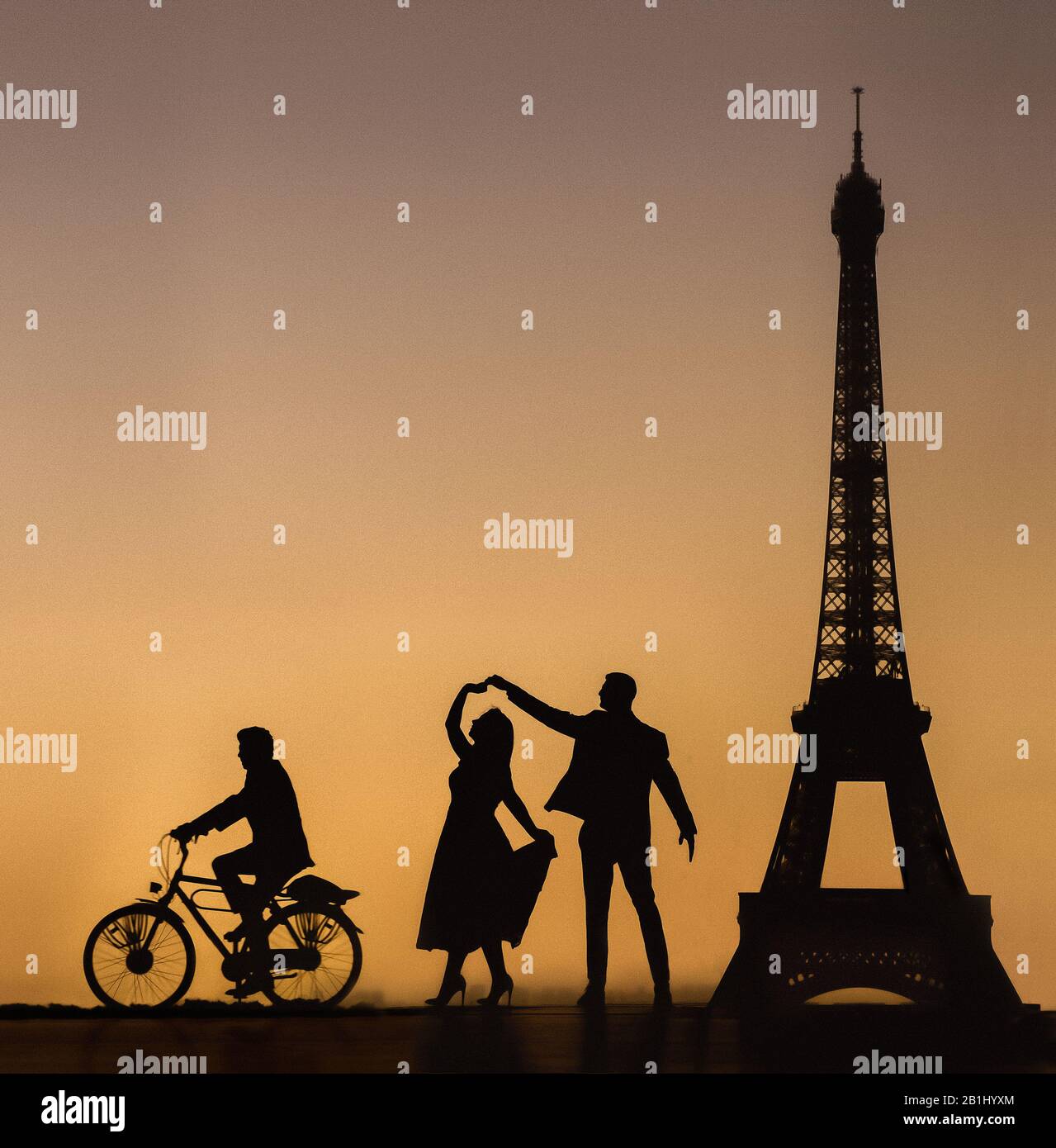 Danse de mariage près de la Tour Eiffel au lever du soleil - Bride et silhouette de groom Banque D'Images