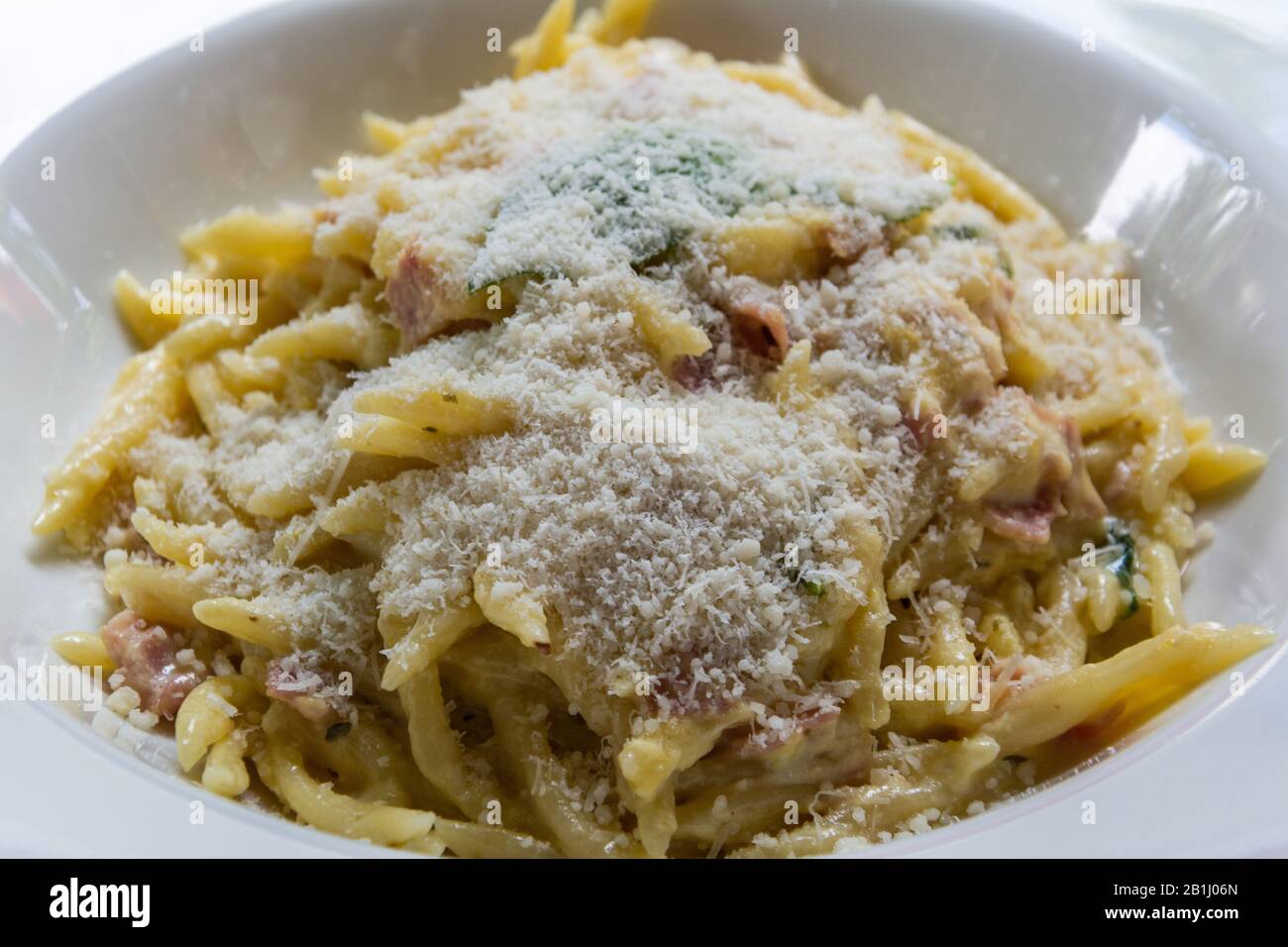 Assiette de pâtes carbonara au bacon et au parmesan à Vaduz, au Liechtenstein. Banque D'Images