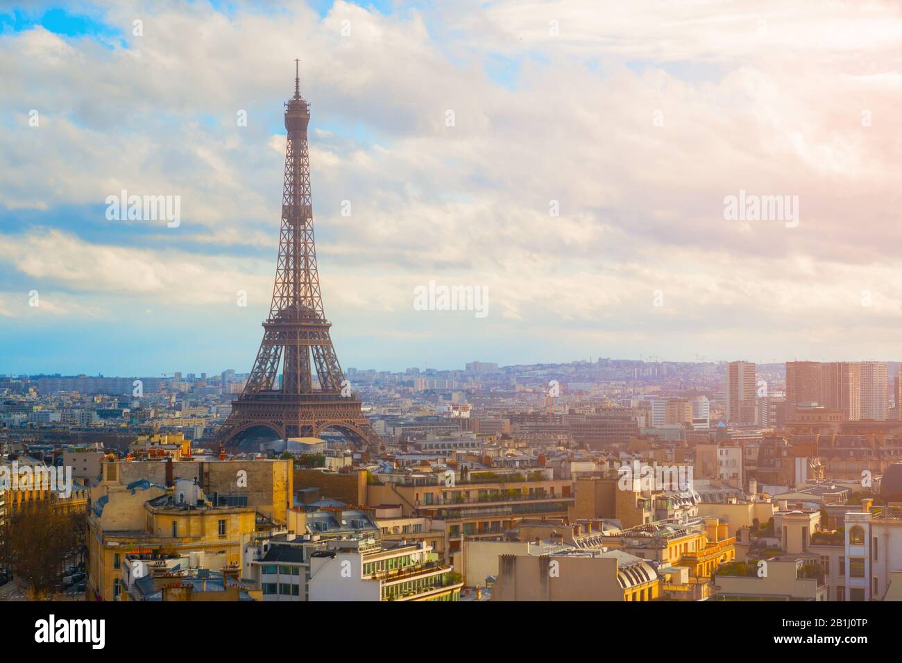 La Tour Eiffel entourant les magnifiques toits de Paris, France Banque D'Images