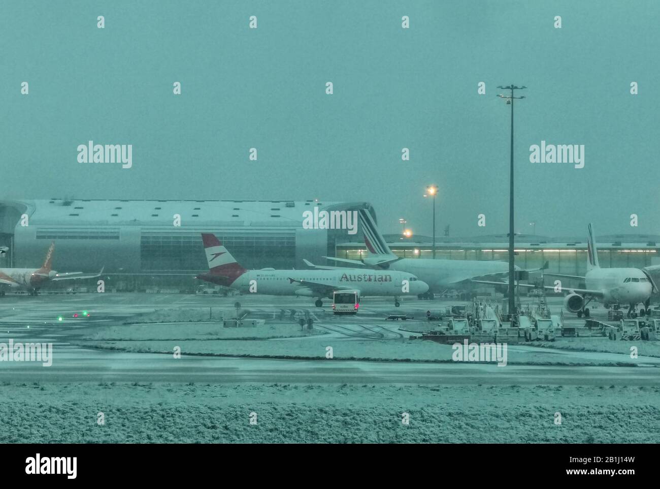 PREMIÈRE NEIGE À L'AÉROPORT ROISSY CHARLES DE GAULLE , FRANCE Banque D'Images