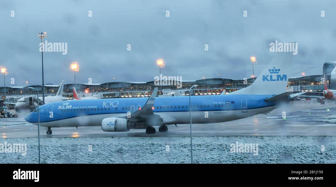 PREMIÈRE NEIGE À L'AÉROPORT ROISSY CHARLES DE GAULLE , FRANCE Banque D'Images
