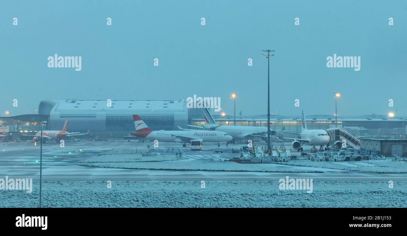 PREMIÈRE NEIGE À L'AÉROPORT ROISSY CHARLES DE GAULLE , FRANCE Banque D'Images