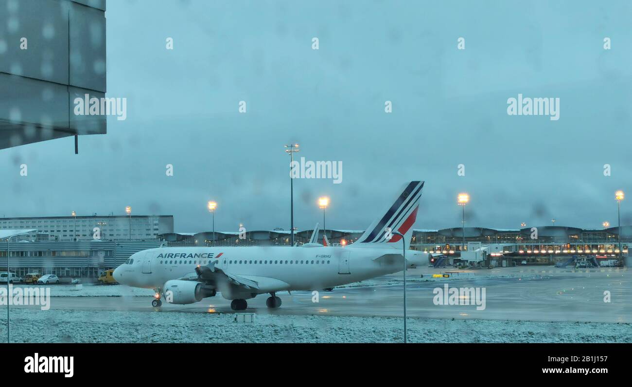 PREMIÈRE NEIGE À L'AÉROPORT ROISSY CHARLES DE GAULLE , FRANCE Banque D'Images