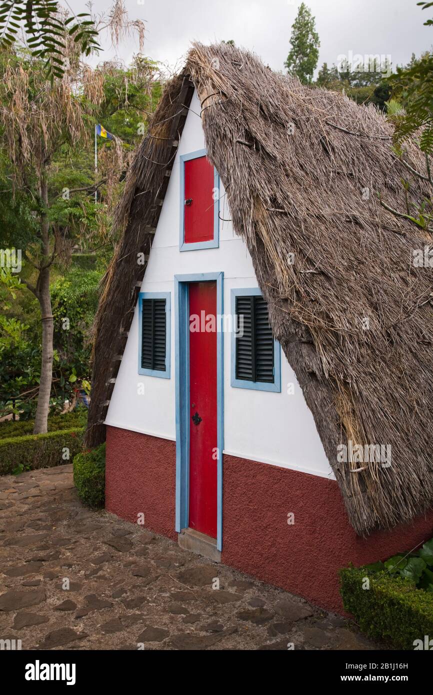 Palheiros traditionnel une maison encadrée dans les jardins botaniques de Funchal, Madère Banque D'Images