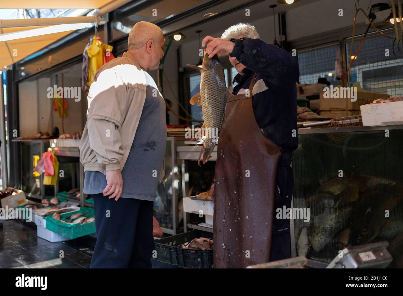 Belgrade, Serbie, 22 février 2020 : vendeur et client au marché du poisson de Zemun Banque D'Images