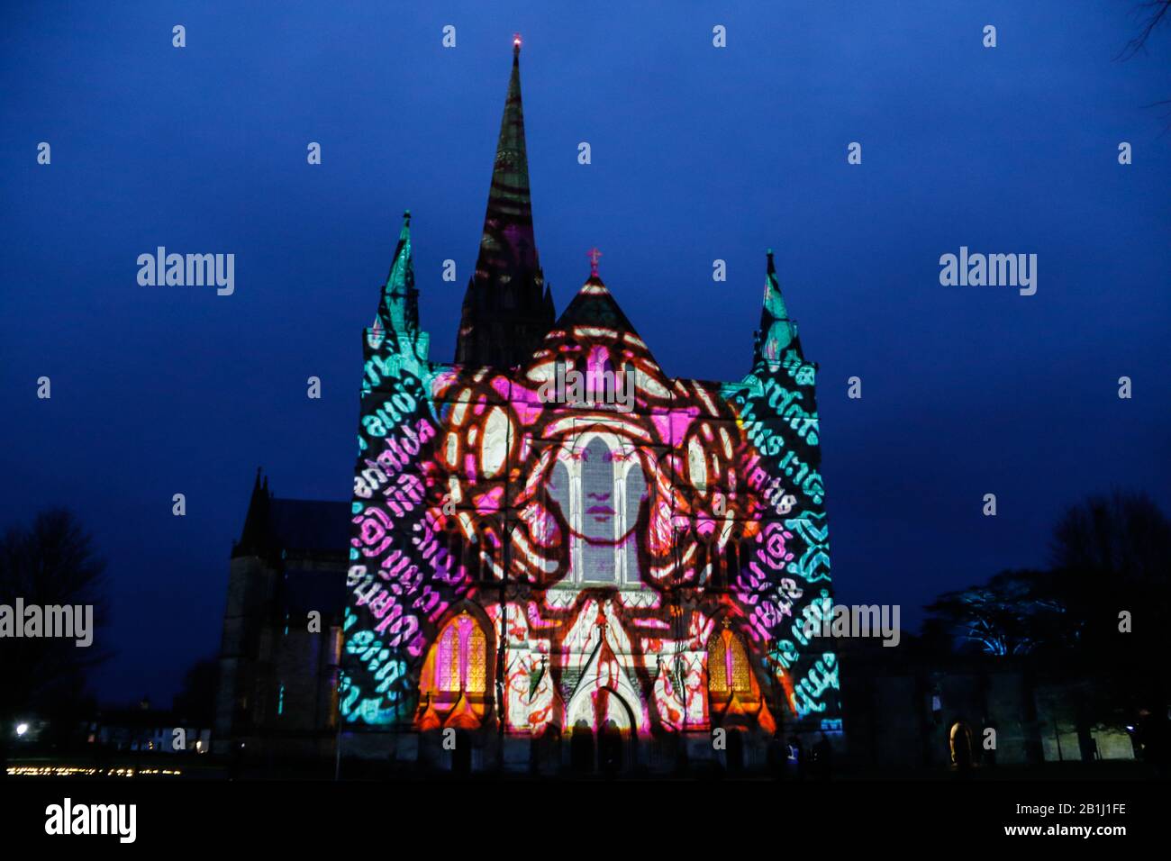 Salisbury 2020 : lancement des lumières de Sarum à la cathédrale de Salisbury pour célébrer le 800th anniversaire de la ville de la cathédrale après avoir été déplacé de la vieille Sarum voisine. Une projection spectaculaire de lumière et de son par Luxmuralis. Banque D'Images