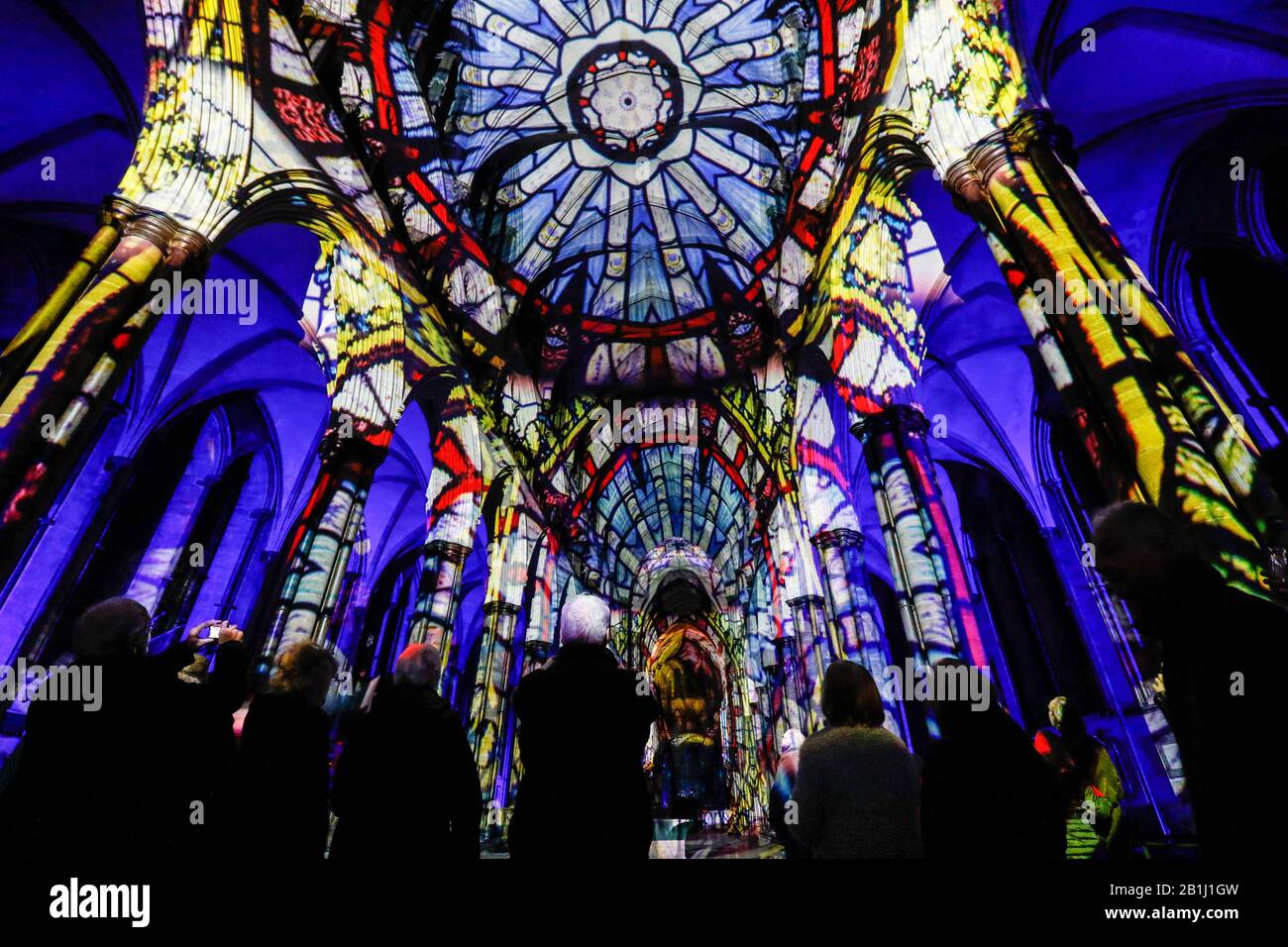 Salisbury 2020 : lancement des lumières de Sarum à la cathédrale de Salisbury pour célébrer le 800th anniversaire de la ville de la cathédrale après avoir été déplacé de la vieille Sarum voisine. Une projection spectaculaire de lumière et de son par Luxmuralis. Banque D'Images