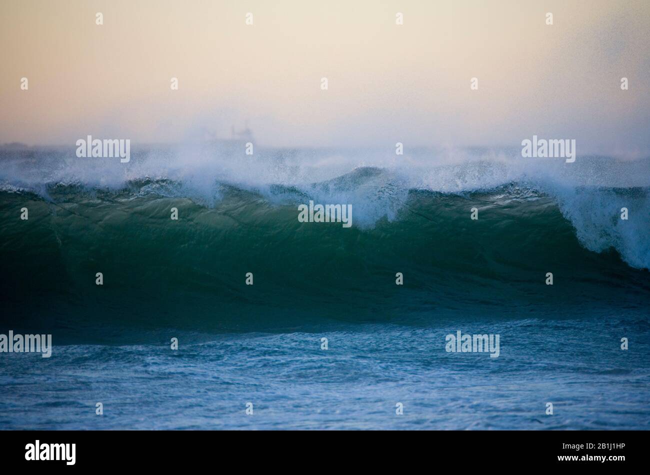 Vagues sur la plage dans un beau coucher de soleil Banque D'Images