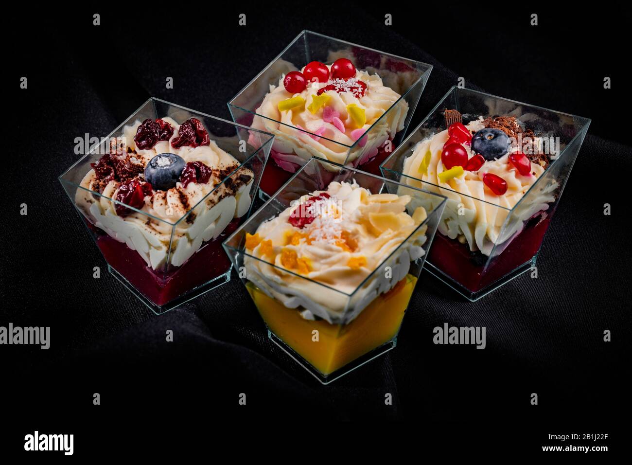 Quatre verres avec desserts mélangés Banque D'Images