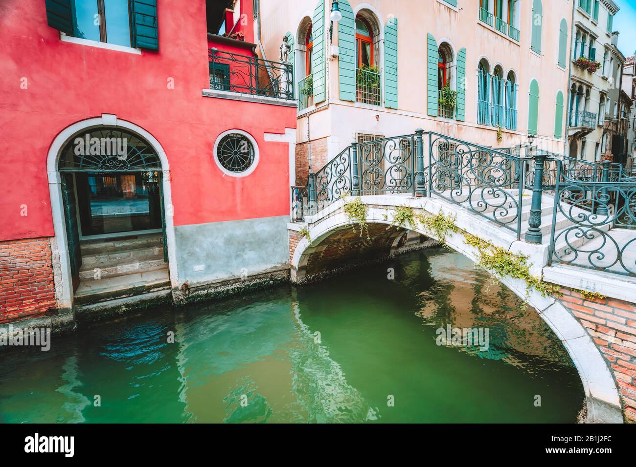 Venise, Italie. Pont Ponte Giustinien au-dessus d'un canal situé à Campo San Vidal Banque D'Images