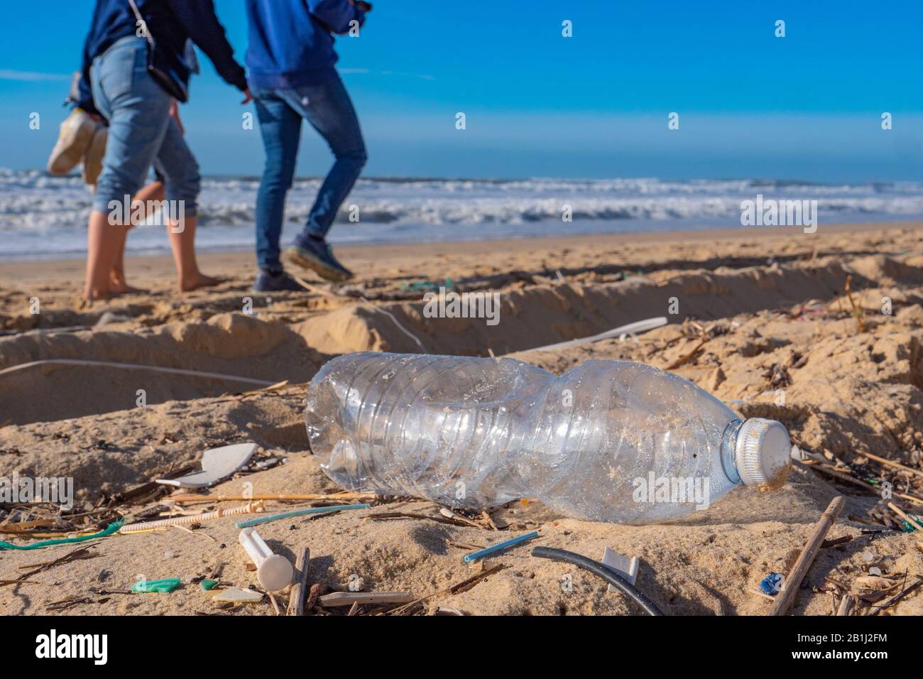 Bouteille en plastique sur la plage, pollution Banque D'Images