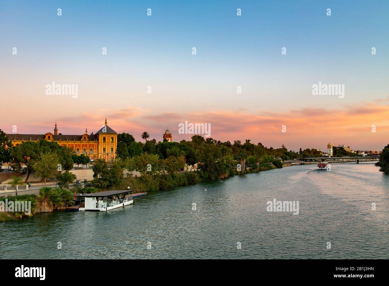 Coucher de soleil sur la rivière Guadalquivir à Séville, Andalousie, Espagne. Banque D'Images