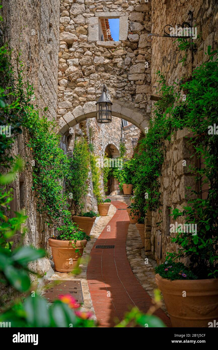 Extérieur en pierre de vieux bâtiments dans les rues étroites de la ville médiévale pittoresque d'Eze Village dans le sud de la France, le long de la mer Méditerranée Banque D'Images