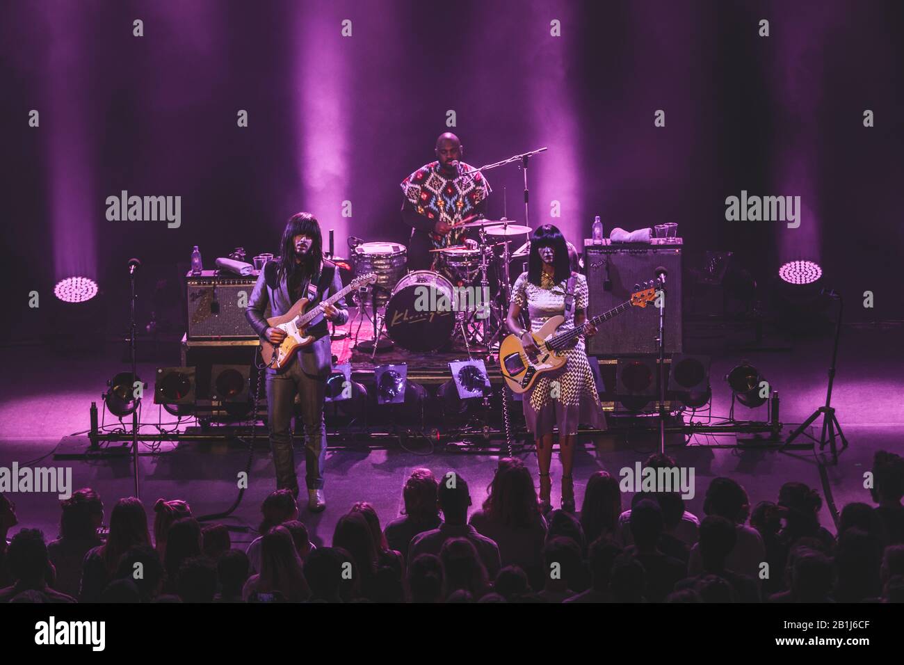 Copenhague, Danemark. 30 octobre 2018. Le trio de funk américains Khruangbin exécute un concert en direct à VEGA à Copenhague. Ici le guitariste Mark Speer (L) est vu en direct sur scène avec le bassiste Laura Lee (R) et le batteur Donald Johnson. (Crédit Photo: Gonzales Photo - Christian Larsen). Banque D'Images