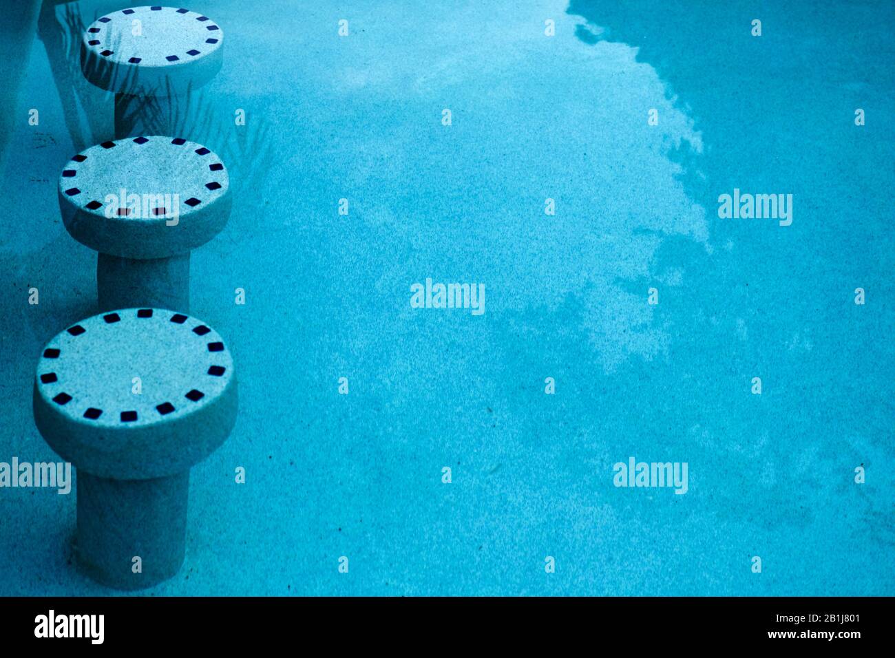 Tabourets de piscine immergés sous l'eau dans la piscine. Éléments  architecturaux de la piscine. À l'aube. Pas occupé Photo Stock - Alamy