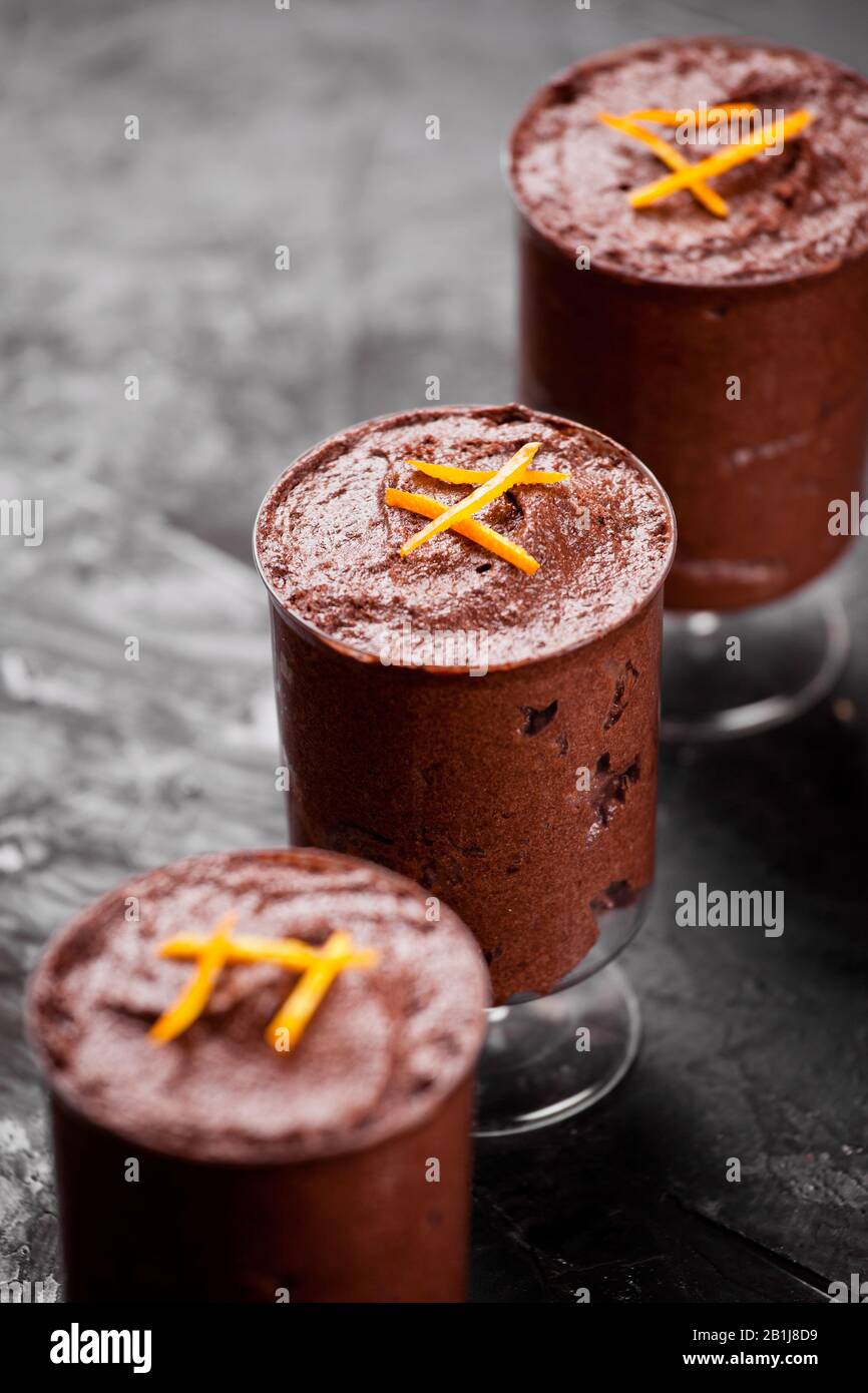 Petits verres de chocolat maison et mousse orange Banque D'Images