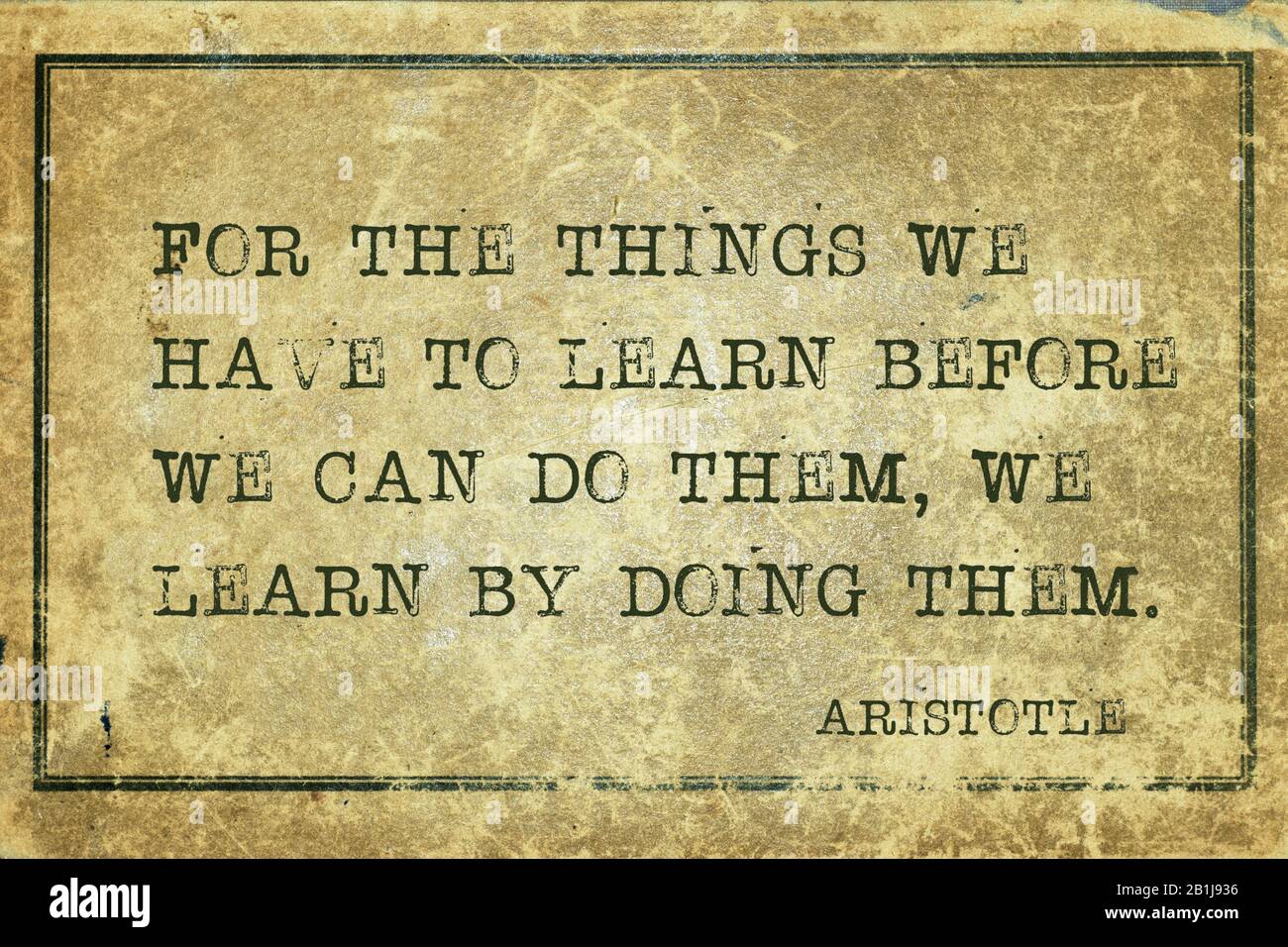 Pour les choses que nous devons apprendre avant de pouvoir les faire, nous apprenons en les faisant - ancien philosophe grec Aristote citation imprimée sur grunge vintage CA Banque D'Images