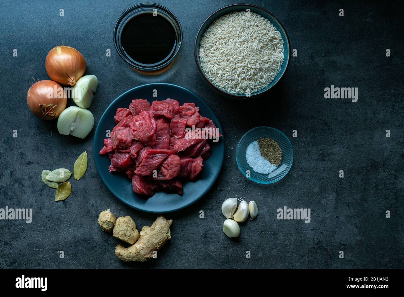 Vue de dessus des ingrédients alimentaires, avec viande, ingrédients et boeuf au fond sombre, ingrédients indonésiens. Préparation de nourriture Banque D'Images